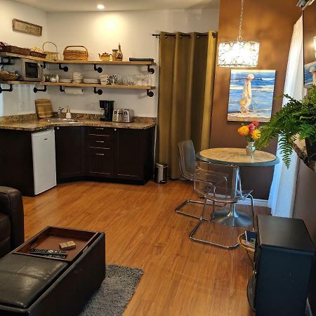 Oceanspray Hideaway Apartment North Saanich Bagian luar foto